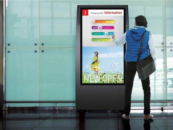 Technoretail - Panasonic: in arrivo nuove gamme di display interattivi per il digital signage 