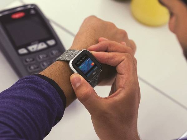 Technoretail - Lanciato Fitbit Pay, il pagamento contactless “a portata di polso” 