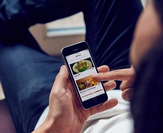 Technoretail - On line food delivery: anche in Italia, Deliveroo lancia il nuovo servizio Deliveroo Plus 