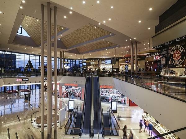 Technoretail - Lo shopping center veronese Adigeo illuminato dalle soluzioni Performance iN Lighting 