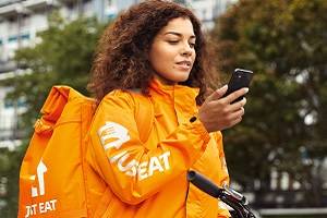 Technoretail - On Line Food Delivery: grazie all’accordo tra Just Eat e sindacati, i rider saranno assunti con CCNL Logistica 