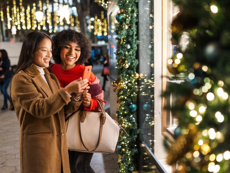 Technoretail - Accenture: shopping natalizio più consapevole grazie alla GenAI 