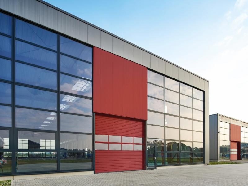 Hörmann presenta il nuovo portone sezionale per capannoni, magazzini e poli logistici