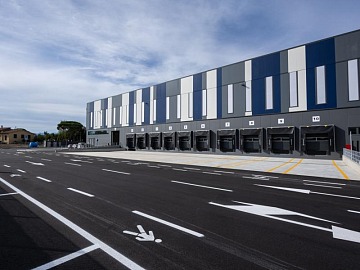 Technoretail - M-Cube firma gli schermi Led trasparenti per i flagship store di Sky 